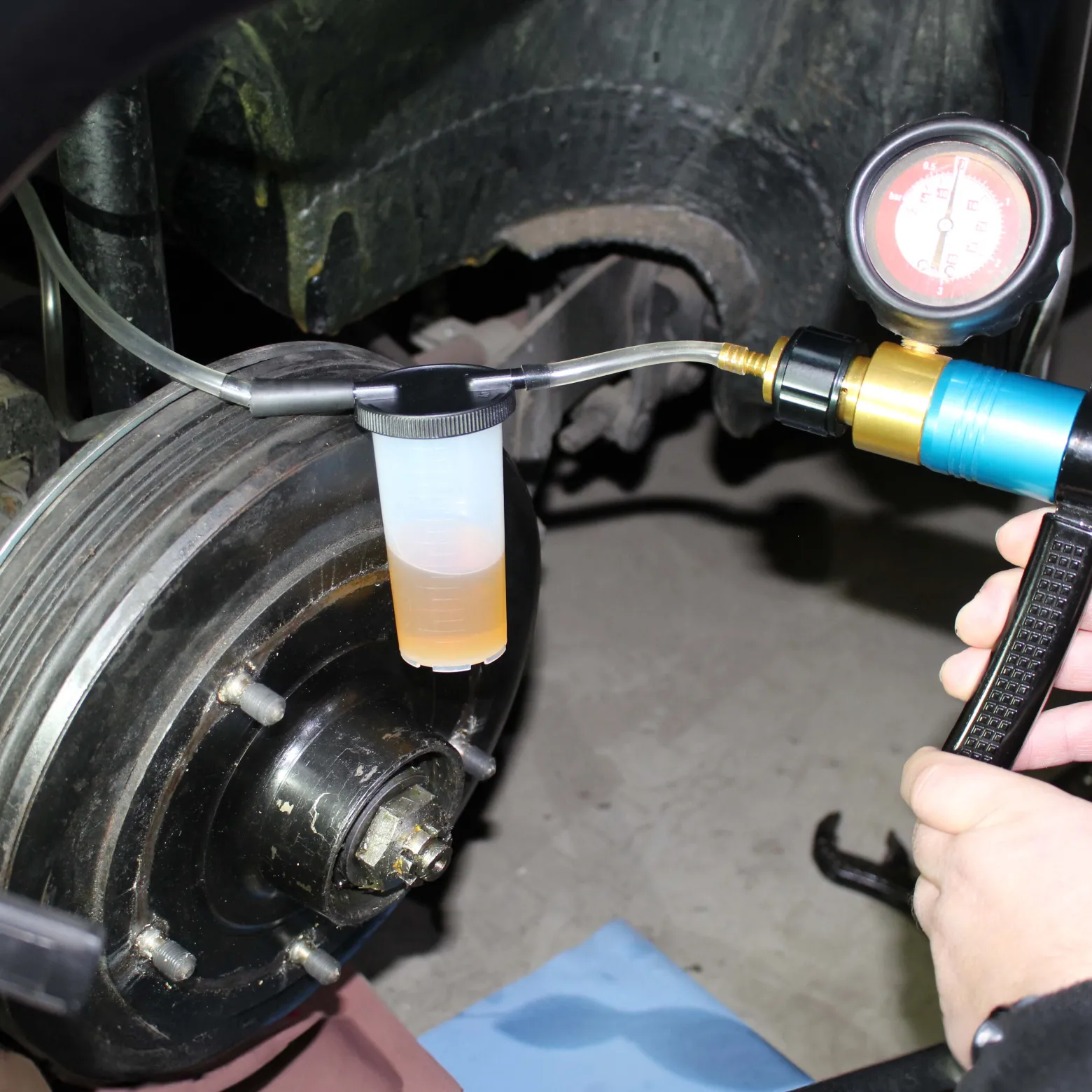 XPOtool Vakuum- und Druckpumpen Satz, -2-4 bar, mit 63,5 mm Manometer, manueller Bremsenentlüfter, Prüfgerät für Unterdruck Überdruck